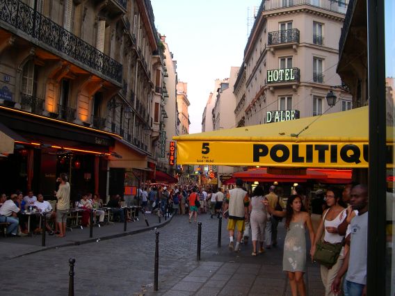  rue piétonne (rue de la Harpe), soir de canicule